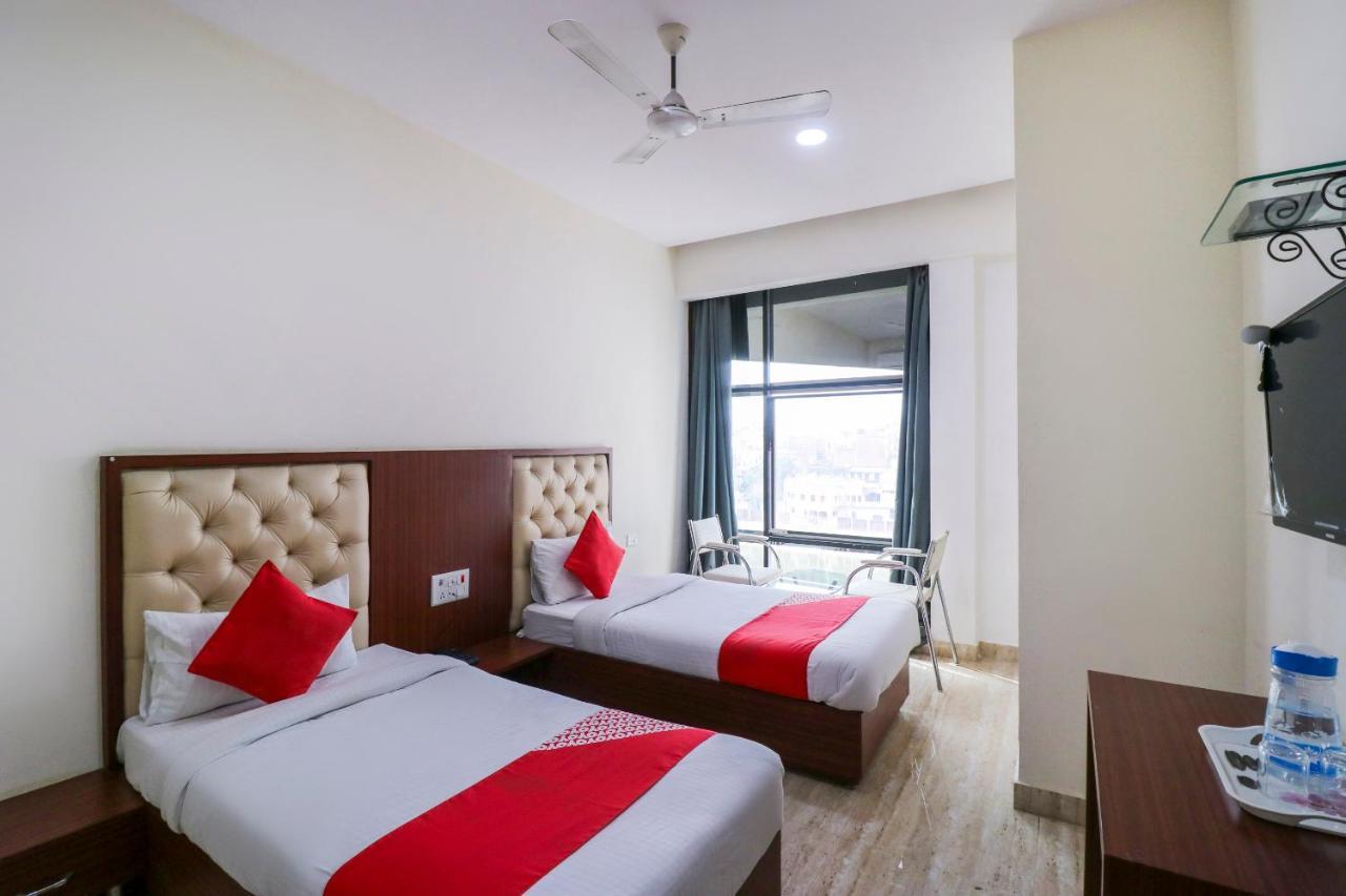 מלון ורנאסי Oyo Flagship 69860 Mastana Palace מראה חיצוני תמונה